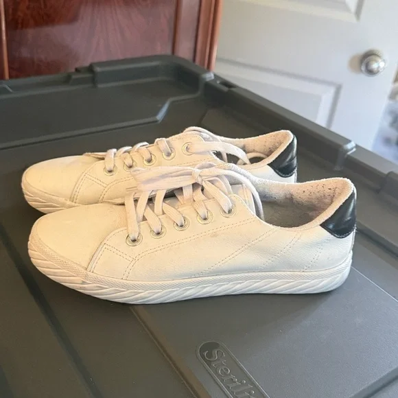 TOMMY BAHAMAS ladies, leather white sneaker size 6 1/2 very good condition - Picture 12 of 12